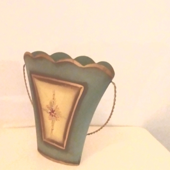 Decorative metal hanging wall pocket - Picture 2 of 5